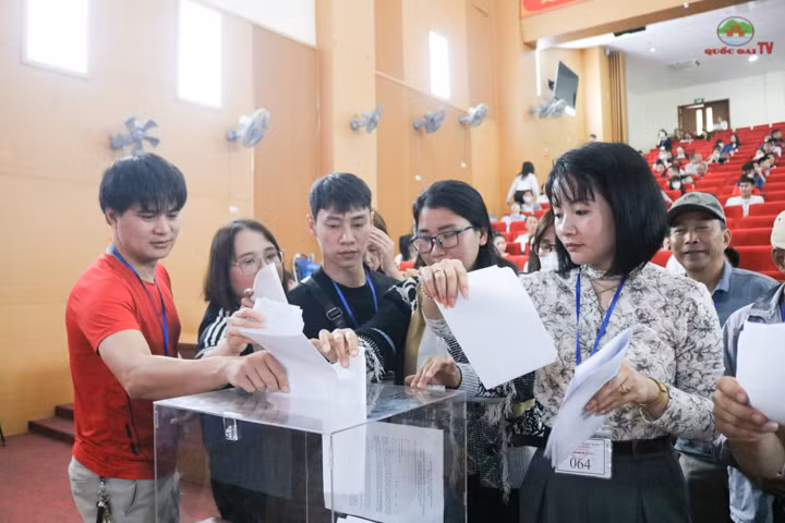 Khách hàng tham gia đấu giá quyền sử dụng đất ở tại huyện Quốc Oai ngày 28/3