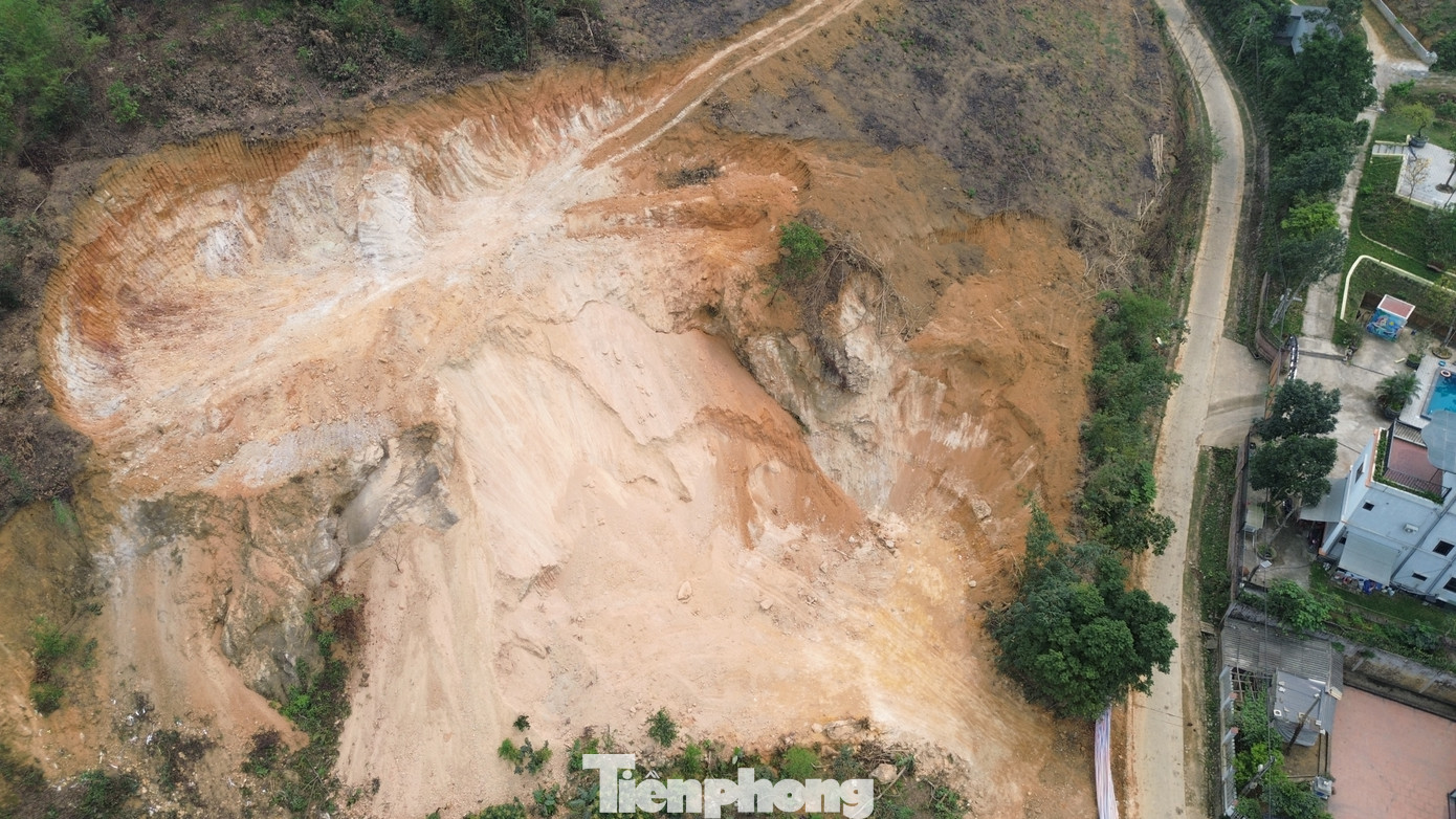 Theo tìm hiểu của PV báo Tiền Phong, khu vực khai thác đất thuộc diện tích đất của gia đình ông Kiều Ngọc Cát (thôn Quýt). Theo quan sát của chúng tôi, một phần quả đồi đang bị xâm lấn nham nhở, khoét sâu.