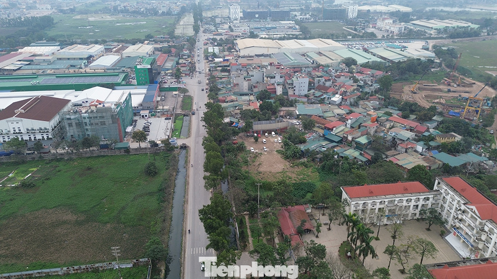 Hiện trạng hai bên tuyến đường chủ yếu là đất nông nghiệp và nhà xưởng.