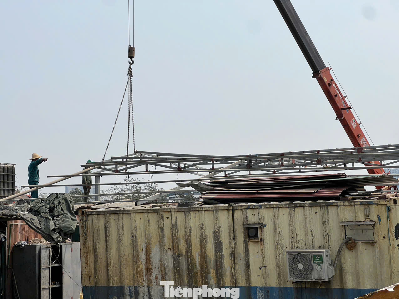 Quận kiên quyết không để xảy ra tình trạng tranh thủ, lợi dụng thời điểm sắp xếp bộ máy chính trị để thực hiện các hành vi lấn chiếm đất công, sử dụng đất sai mục đích, xây dựng công trình không phép, sai phép…