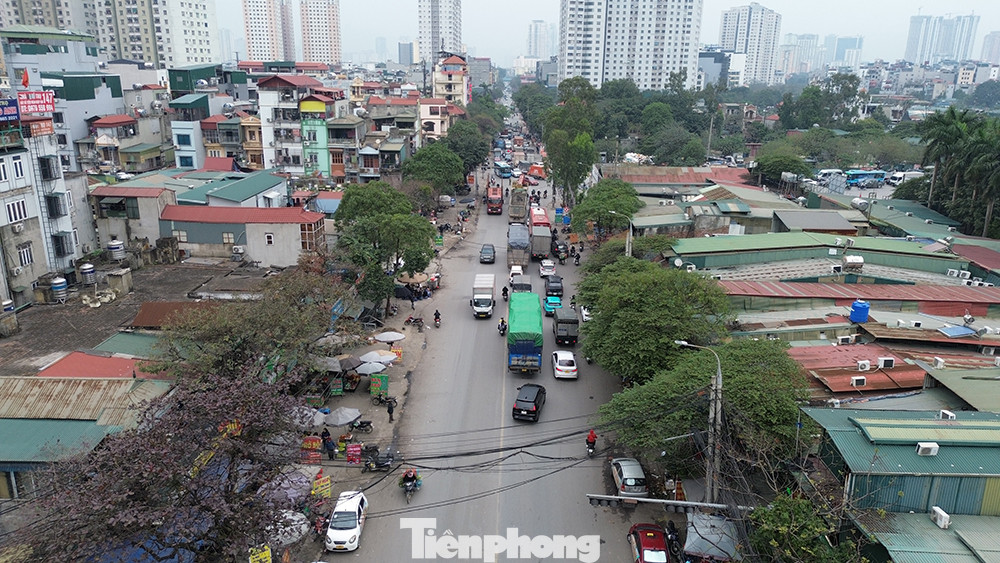 Theo UBND thành phố Hà Nội, những năm qua, khu phía Nam thành phố đô thị hóa nhanh làm mật độ dân số tăng cùng hệ thống bệnh viện, trường học phát triển. Vì thế, đường 70 qua khu vực này thường xuyên ùn tắc.