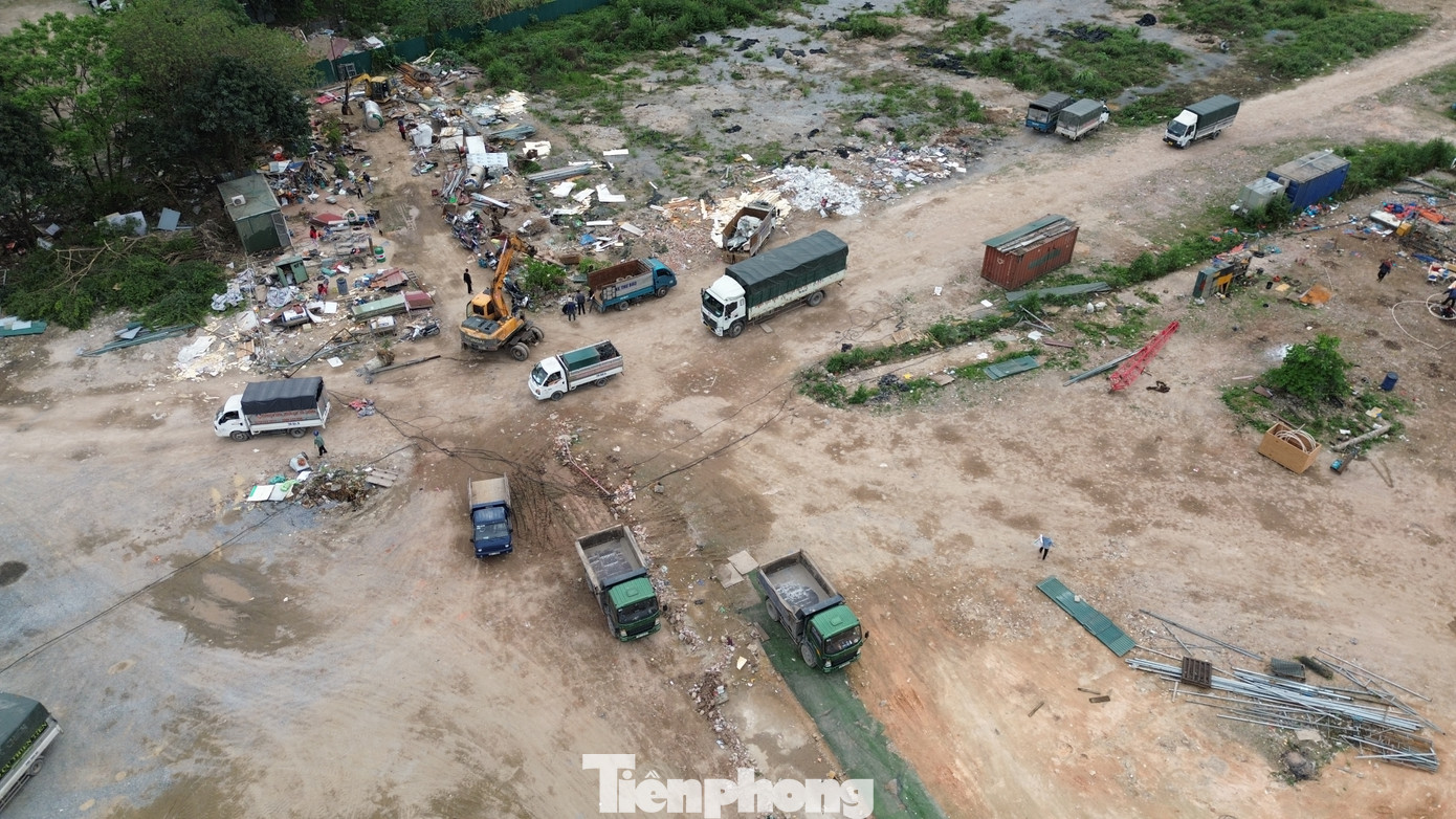 Khu đất thuộc Dự án xây dựng cơ sở 2 Đài truyền hình Hà Nội tại phường Mễ Trì (quận Nam Từ Liêm) chưa triển khai bị lấn chiếm.