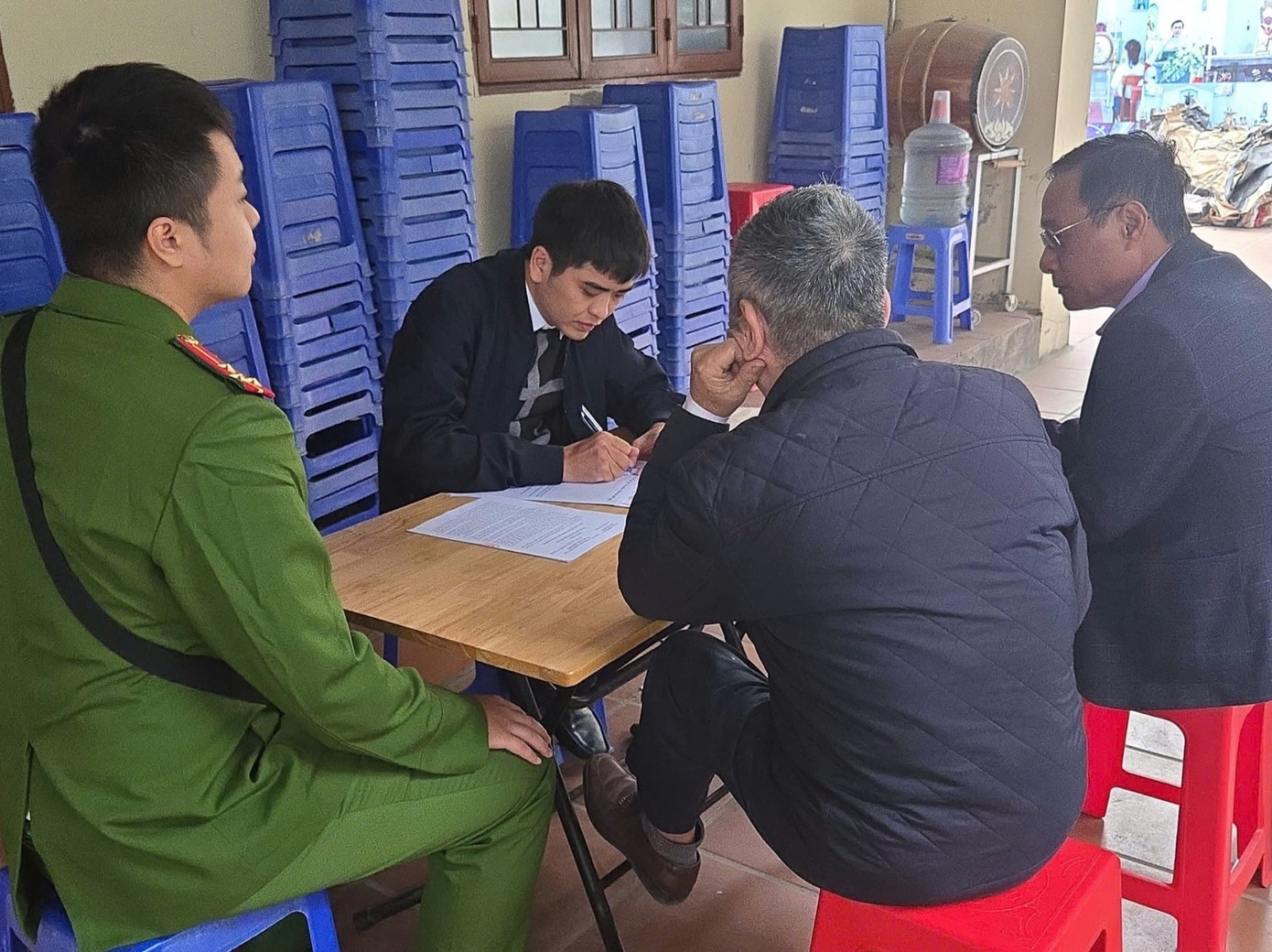 Sau khi ngừng cung cấp dịch vụ điện nước, nếu phát hiện việc sử dụng nhờ điện, nước từ nhà dân và các công trình khác thì người sử dụng và người cho sử dụng sẽ bị xử lý theo quy định của pháp luật. Ảnh: Người dân phường Giảng Võ ký cam kết bàn giao mặt bằng trước ngày 2/4.