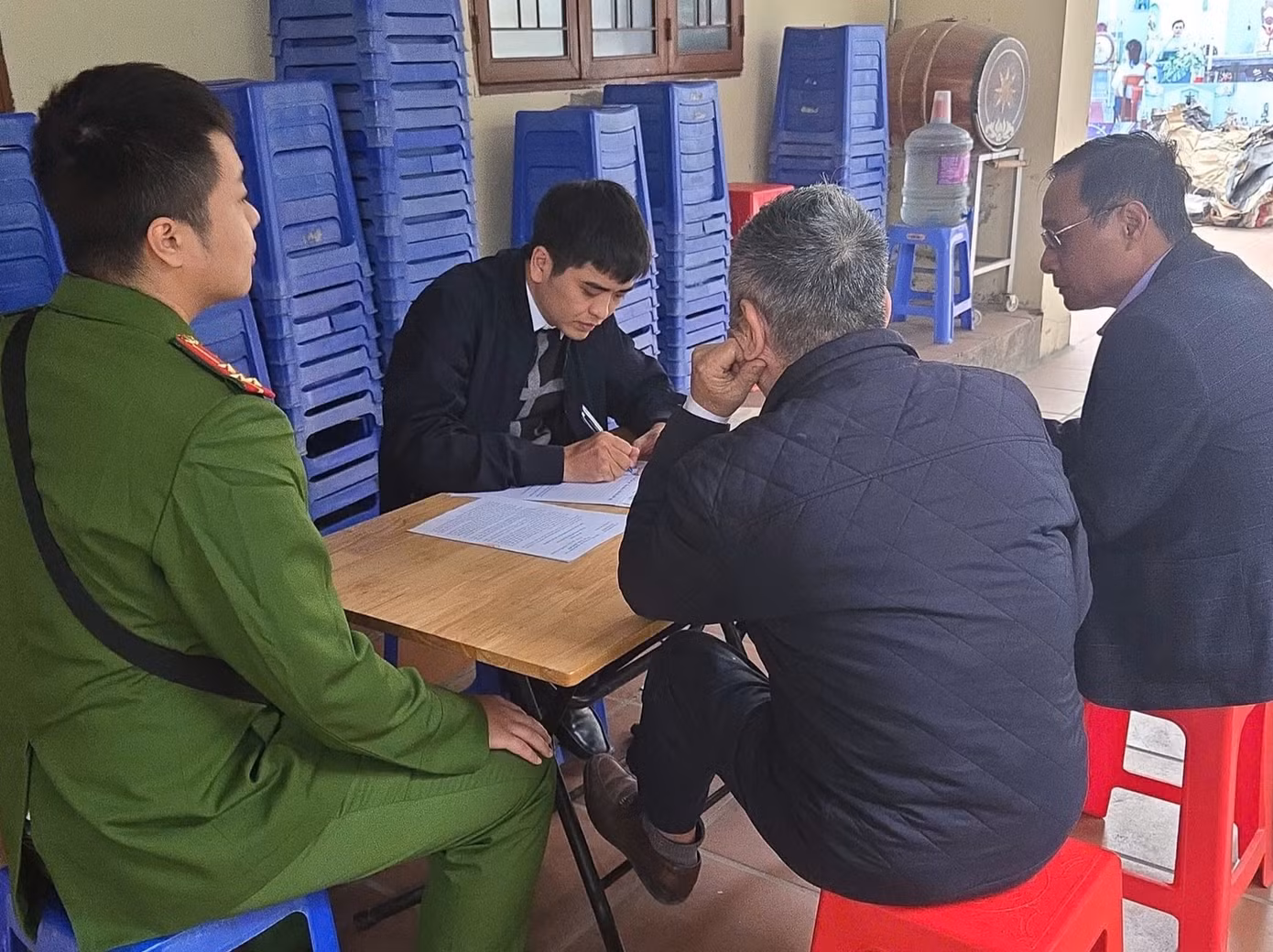 Sau khi ngừng cung cấp dịch vụ điện nước, nếu phát hiện việc sử dụng nhờ điện, nước từ nhà dân và các công trình khác thì người sử dụng và người cho sử dụng sẽ bị xử lý theo quy định của pháp luật. Ảnh: Người dân phường Giảng Võ ký cam kết bàn giao mặt bằng trước ngày 2/4.