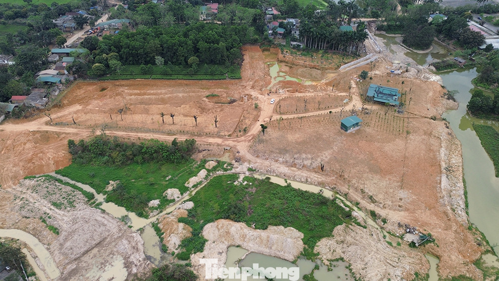 Thời gian qua, tại khu vực suối Mang Trê (thôn 5, xã Thạch Hòa, huyện Thạch Thất) đối tượng Nguyễn Xuân Thực cùng vợ là Nguyễn Thị Nga đã có hành vi chiếm đất, khai thác đất và hủy hoại đất với quy mô, diện tích rất lớn. Khu vực vợ chồng đối tượng Thực khai thác, chiếm dụng là đất dự trữ tái định cư ĐHQG Hà Nội, đất quốc phòng.