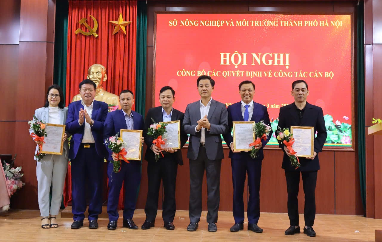Giám đốc Sở NN&amp;MT Hà Nội trao các quyết định về công tác cán bộ.