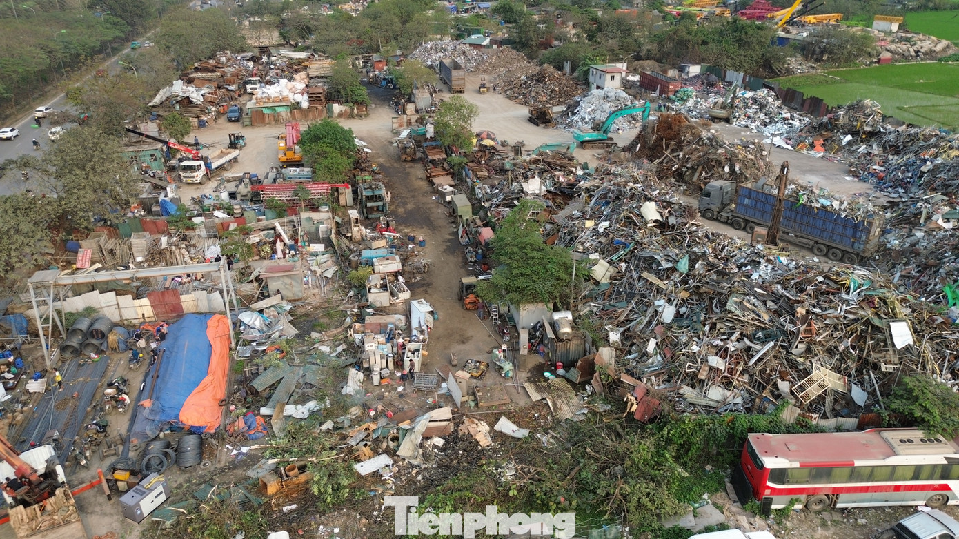 Ngày 20/3, UBND quận Nam Từ Liêm phối hợp với lực lượng chức năng phường Mễ Trì (quận Nam Từ Liêm) tổ chức cưỡng chế tháo dỡ công trình vi phạm trên đất nông nghiệp tại khu đất Đằng Xung - Dộc Khoai (phường Mễ Trì).