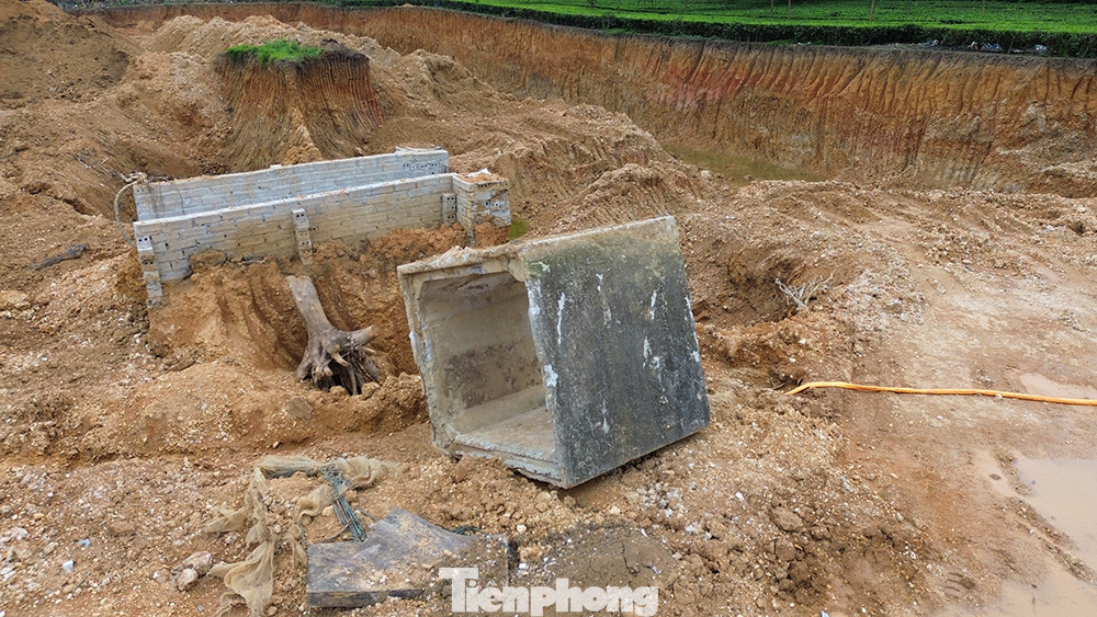 Ngoài khu vực suối Mang Trê, UBND xã Thạch Hòa cũng xác định tại khu tái định cư, thuộc xứ đồng suối Mang Trê- khu BB, đối tượng Nguyễn Xuân Thực cùng vợ đang ăn ở, sinh sống trên thửa đất số 28, tờ bản đồ số 3 với diện tích 6.421,5m2. Trên thửa đất trên, vợ chồng đối tượng Thực đã dựng 2 căn nhà cấp 4 khoảng 160m2.