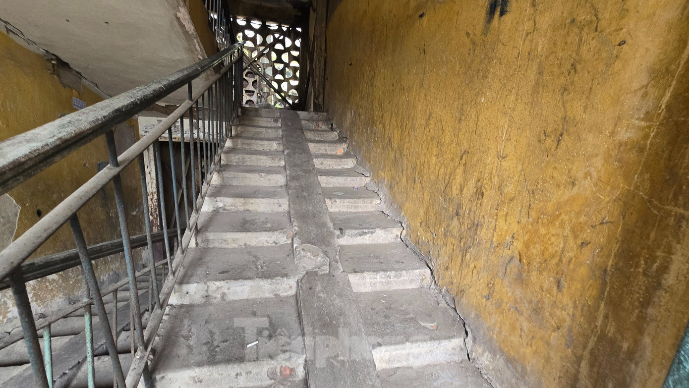 UBND TP. Hà Nội cũng yêu cầu quận Ba Đình nghiên cứu tác động vào khu vực thương mại, dịch vụ ven đường Nguyễn Chí Thanh, đảm bảo liên kết các công trình, tránh tình trạng phân tán. Phương án cần được hoàn thiện, lấy ý kiến cộng đồng dân cư và trình Sở Quy hoạch Kiến trúc thẩm định lại trước khi trình thành phố phê duyệt (ảnh: cầu thang nhà A của Khu tập thể Ngọc Khánh).