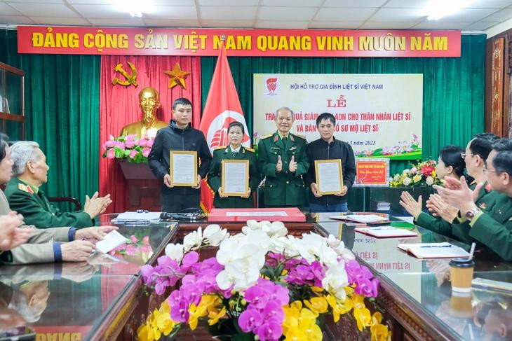 Trung tướng Hoàng Khánh Hưng bàn giao kết quả giám định ADN cho thân nhân các gia đình liệt sĩ ngày 5/3. Trung tướng Hoàng Khánh Hưng bàn giao kết quả giám định ADN cho thân nhân các gia đình liệt sĩ ngày 5/3.