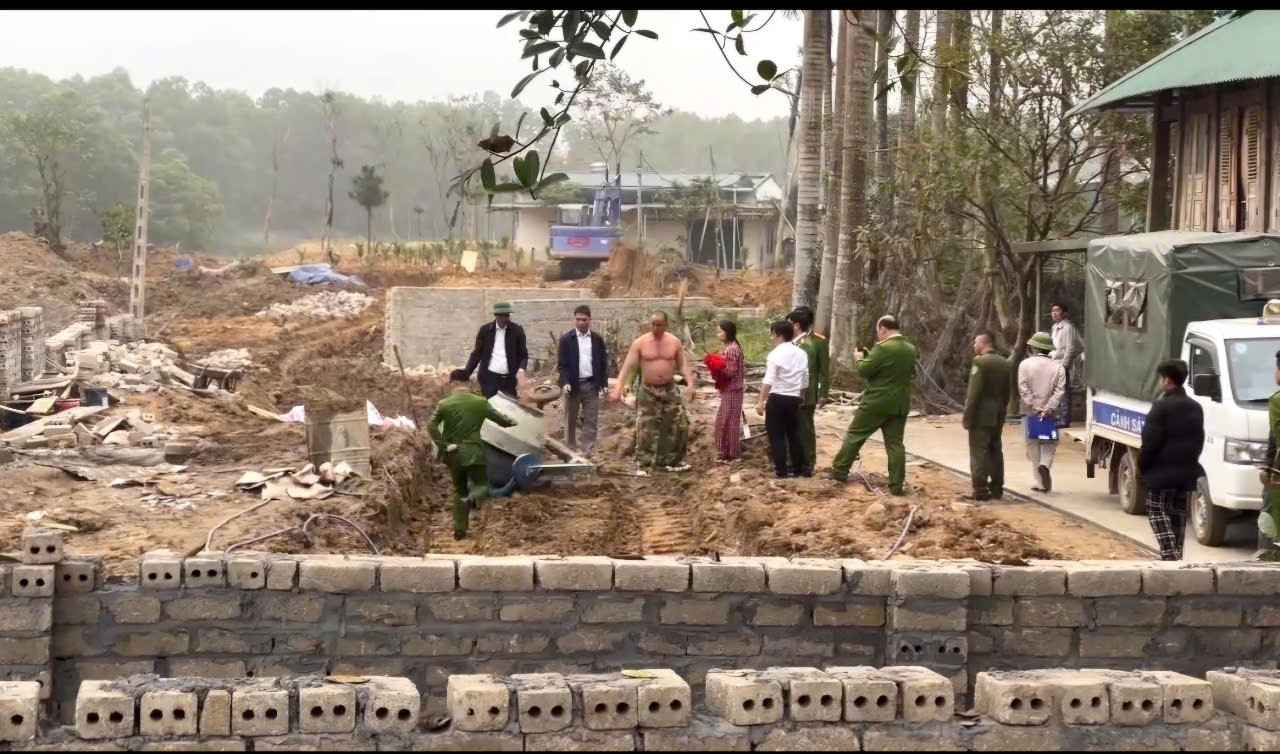 Sau khi xác minh, Cơ quan CSĐT (Công an TP. Hà Nội) đã tạm giữ hình sự đối tượng Nguyễn Xuân Thực về hành vi chống người thi hành công vụ. UBND huyện Thạch Thất cũng ban hành Quyết định xử phạt vi phạm hành chính số tiền 50 triệu đồng với bà Nguyễn Thị Nga.