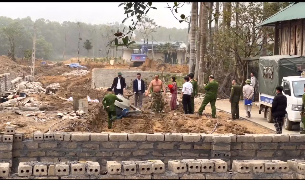 Sau khi xác minh, Cơ quan CSĐT (Công an TP. Hà Nội) đã tạm giữ hình sự đối tượng Nguyễn Xuân Thực về hành vi chống người thi hành công vụ. UBND huyện Thạch Thất cũng ban hành Quyết định xử phạt vi phạm hành chính số tiền 50 triệu đồng với bà Nguyễn Thị Nga.