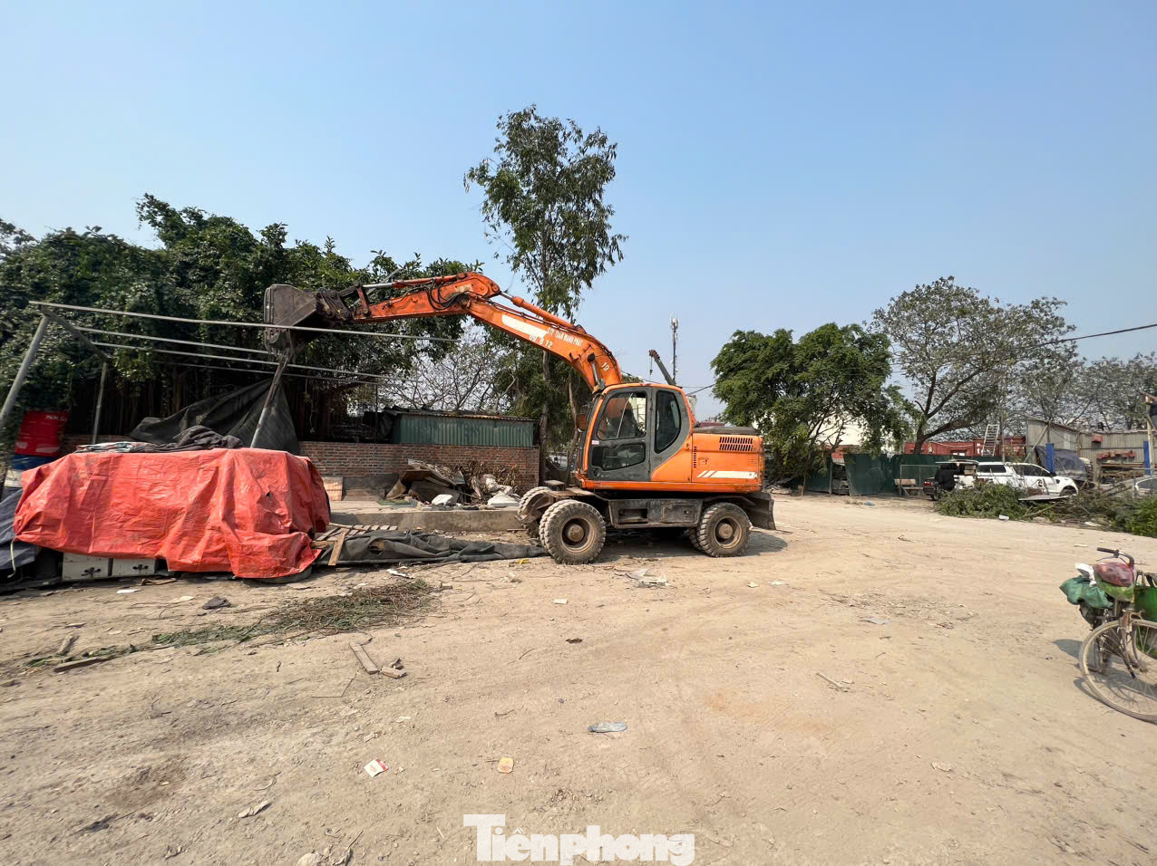 Trong đó, các công trình là lều lán, nhà tạm đã được tháo dỡ khoảng 90%, container được di dời. Đối với các bãi tập kết sắt vụn, tập kết vật liệu xây dựng do khối lượng lớn đã được các chủ cơ sở ký cam kết di dời toàn bộ khỏi khu đất trước ngày 10/4/2025.