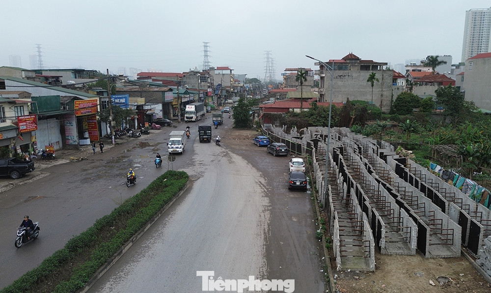 Lý giải nguyên nhân phải điều chỉnh mốc bàn giao mặt bằng lần thứ 4, đại diện UBND phường Hoàng Văn Thụ cho biết chủ yếu là do những thay đổi về chính sách, giá đất. Cụ thể, đến cuối năm 2024, UBND phường đã hoàn thành xác nhận nguồn gốc đất đối với các hộ thuộc diện thu hồi đất, GPMB. Tuy nhiên, do thay đổi của Luật Đất đai 2024, cùng với đó là thay đổi Bảng giá đất của UBND thành phố Hà Nội khiến UBND phường phải làm lại từ đầu.
