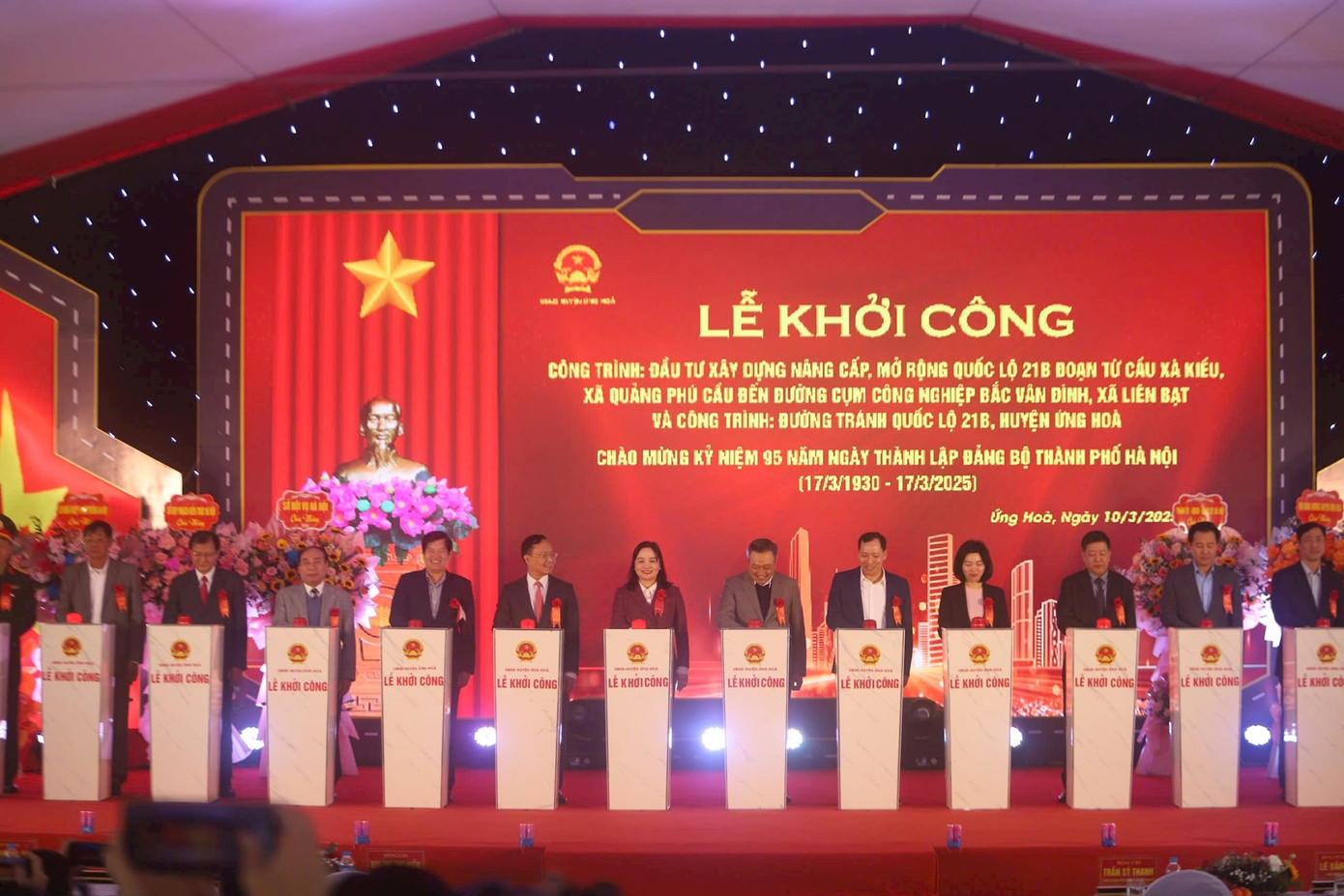 Các đại biểu thực hiện nghi thức khởi công 2 dự án Các đại biểu thực hiện nghi thức khởi công 2 dự án