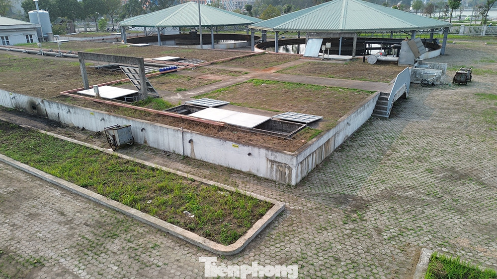 Tuy nhiên, sau nhiều năm hoàn thành, nhà máy vẫn “đắp chiếu”. Ông Nguyễn Văn Thắng (trú tại Khu đô thị Việt Hưng) cho biết, dự án bỏ hoang đã lâu. Có thời điểm, cỏ dại mọc cao, phủ kín lối đi và tường rào. Tuy nhiên, sau nhiều năm hoàn thành, nhà máy vẫn “đắp chiếu”. Ông Nguyễn Văn Thắng (trú tại Khu đô thị Việt Hưng) cho biết, dự án bỏ hoang đã lâu. Có thời điểm, cỏ dại mọc cao, phủ kín lối đi và tường rào.