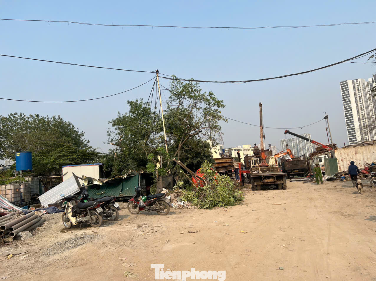 UBND quận yêu cầu UBND phường Mễ Trì nói riêng và UBND các phường trên địa bàn xử lý nghiêm, dứt điểm, triệt để các trường hợp vi phạm pháp luật đất đai đai, không để phát sinh vi phạm mới; khẩn trương áp dụng biện pháp yêu cầu ngừng cung cấp điện, nước đối với các trường hợp vi phạm trên địa bàn theo quy định của Luật Thủ đô và Nghị quyết 33/2024/NQ-HĐND của HĐND TP. Hà Nội.