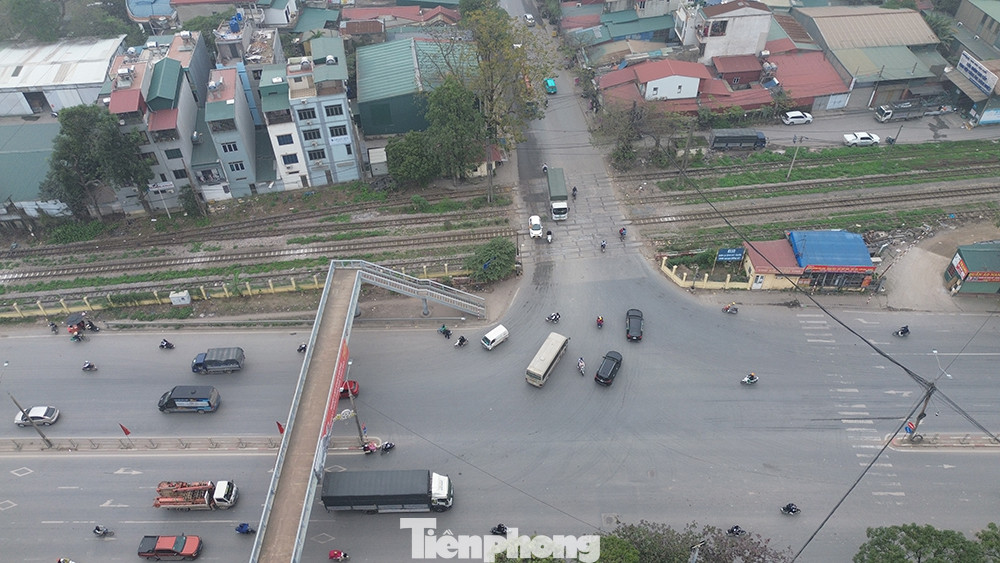 Đối với đoạn nút giao giữa tuyến đường với tuyến đường sắt Bắc Nam hiện có và tuyến Ngọc Hồi (đường Quốc lộ 1A) sẽ bố trí cầu vượt trực thông. Thành phần mặt cắt ngang gồm bề rộng cầu vượt trực thông rộng 26m (6 làn xe), đường gom hai bên phía dưới cầu và vỉa hè (nút giao Phan Trọng Tuệ - Giải Phóng)