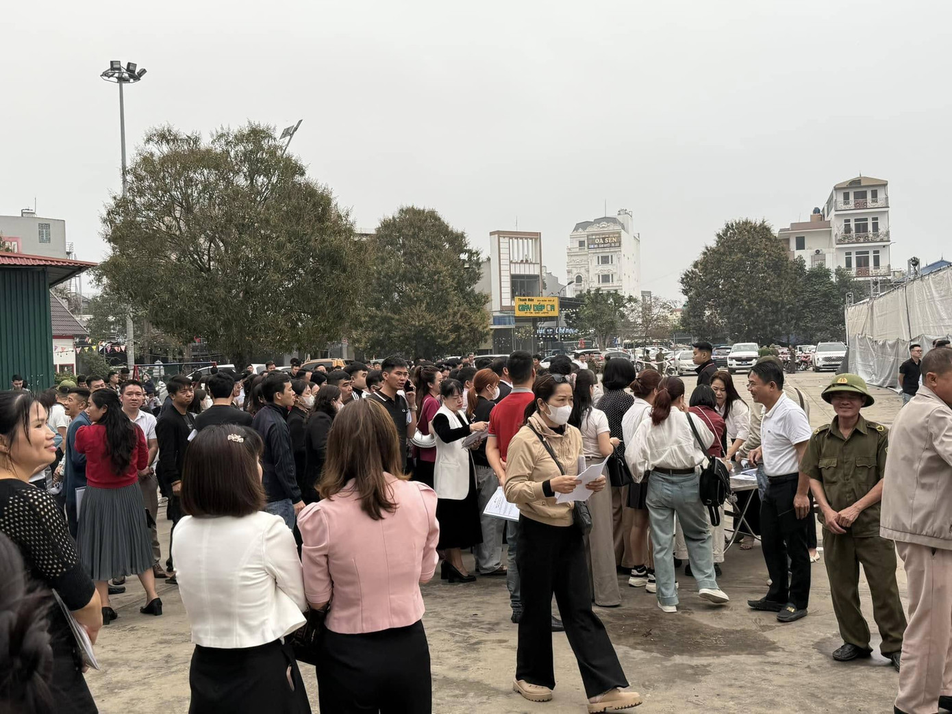 Người dân tham gia phiên đấu giá tại xã Dân Tiến ngày 5/3 Người dân tham gia phiên đấu giá tại xã Dân Tiến ngày 5/3