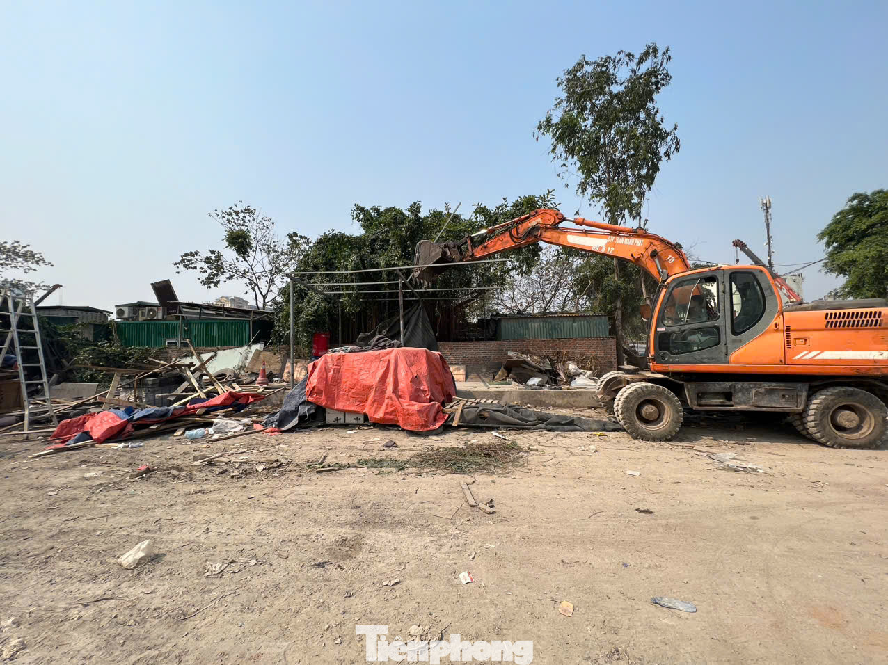 Theo báo cáo của UBND phường Mễ Trì, ngoài khu đất Dộc Khoai, Đồng Xung, trên địa bàn phường cũng còn một số điểm vi phạm pháp luật về đất đai, trật tự xây dựng. Ông Mai Trọng Thái, Chủ tịch UBND quận Nam Từ Liêm cho biết, sau khi có chỉ đạo của Chủ tịch UBND TP. Hà Nội, quận đã tổ chức cuộc họp gồm đại diện Công an thành phố, các phòng, ban và UBND phường Mễ Trì để xử lý các công trình vi phạm.