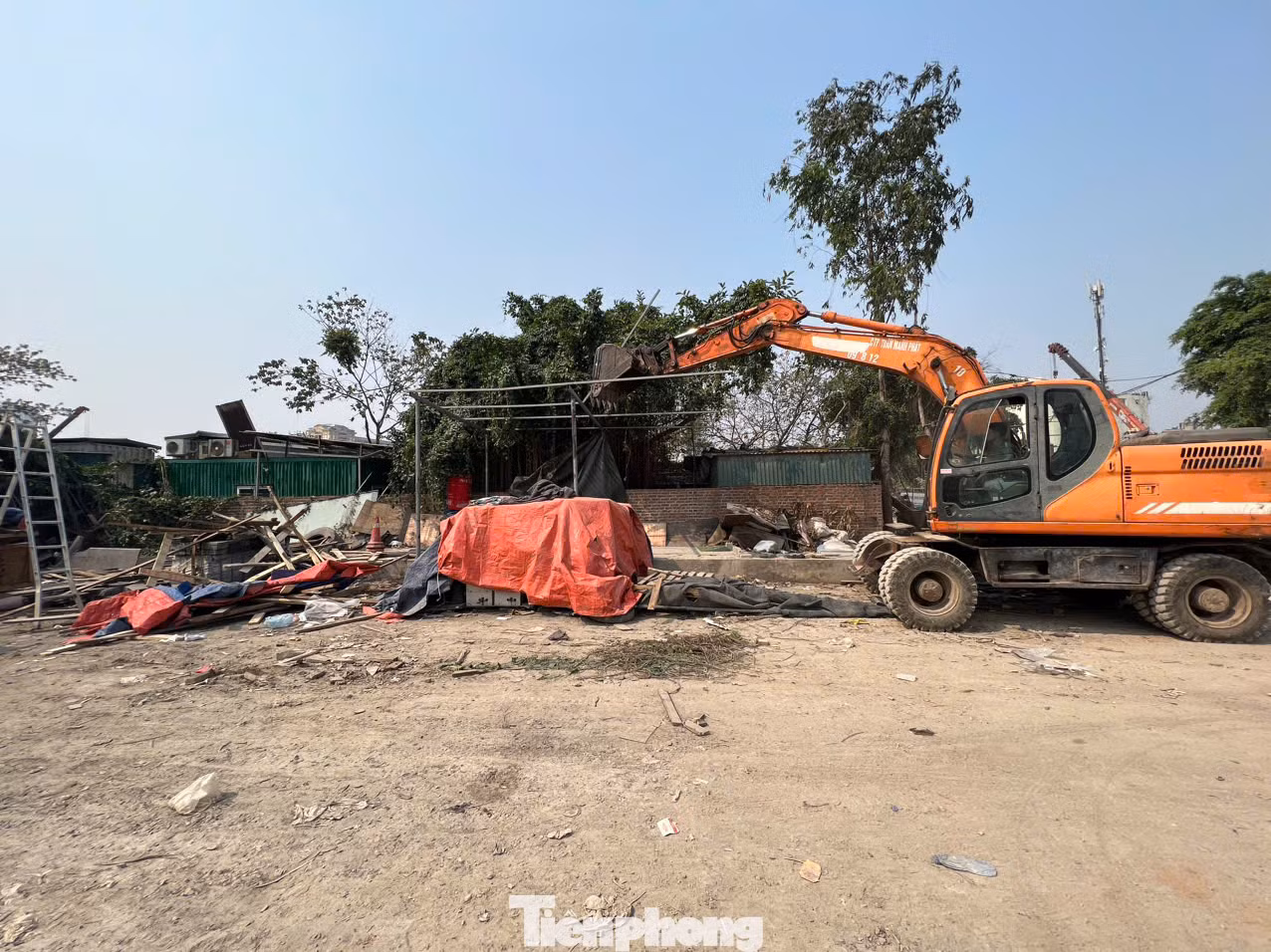 Theo báo cáo của UBND phường Mễ Trì, ngoài khu đất Dộc Khoai, Đồng Xung, trên địa bàn phường cũng còn một số điểm vi phạm pháp luật về đất đai, trật tự xây dựng. Ông Mai Trọng Thái, Chủ tịch UBND quận Nam Từ Liêm cho biết, sau khi có chỉ đạo của Chủ tịch UBND TP. Hà Nội, quận đã tổ chức cuộc họp gồm đại diện Công an thành phố, các phòng, ban và UBND phường Mễ Trì để xử lý các công trình vi phạm.