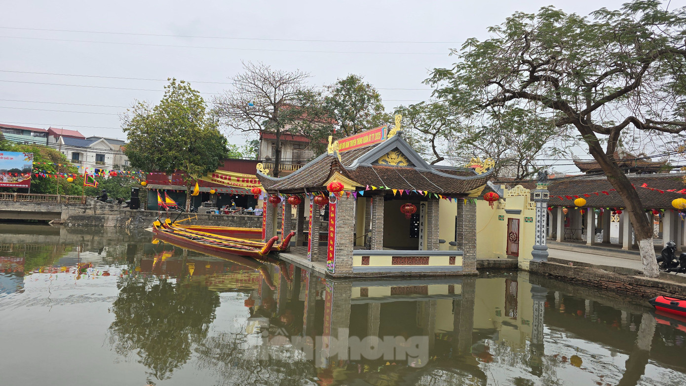 Ghi nhận của PV báo Tiền Phong ngày 31/3 cho thấy, nước sông Pheo đoạn qua địa bàn phường Tây Tựu bị ô nhiễm nặng. Trên bờ, nhiều khu vực rác thải tràn xuống cả dòng sông. Ông Nguyễn Văn Thái (phường Tây Tựu) cho biết, tình trạng sông Pheo ô nhiễm nặng khoảng gần 20 năm trở lại đây và mức độ ngày một nghiêm trọng, đặc biệt là trong mùa khô.