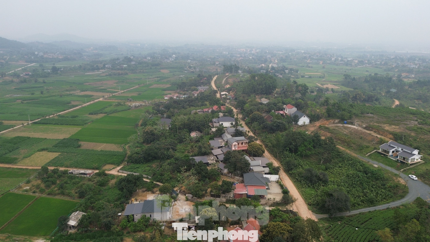 Ông Nguyễn Văn L, một người dân thôn Quýt cho biết, hoạt động khai thác, vận chuyển đất thường diễn ra ban ngày. Tiếng ồn, cùng với bụi đã ảnh hưởng đến cuộc sống người dân xung quanh. Hơn nữa, với việc xe tải lớn chở đất thường xuyên chạy rầm rập trên con đường nhỏ tiềm ẩn nguy cơ tai nạn giao thông.