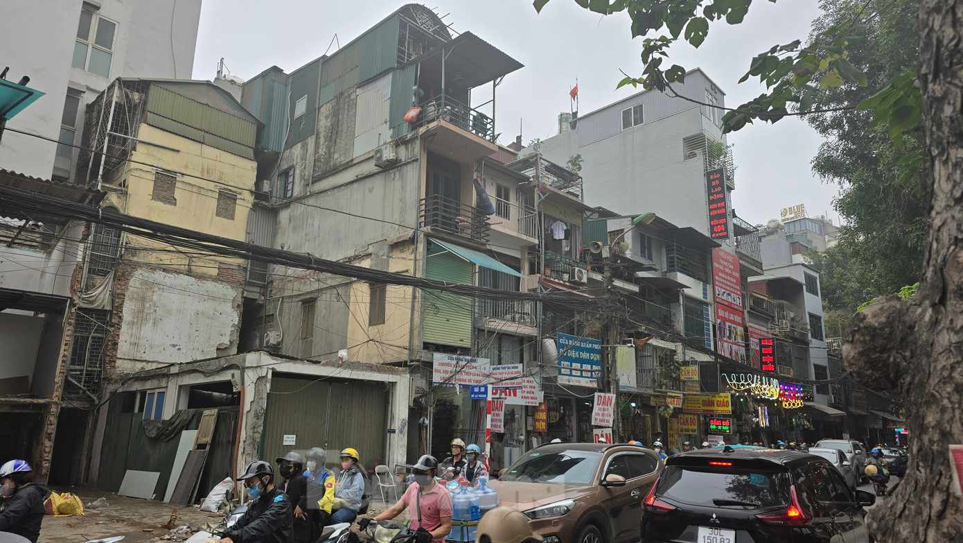 Dự án đường Vành đai 1 đoạn Hoàng Cầu - Voi Phục dài 2,2 km với tổng mức đầu tư hơn 7.200 tỷ đồng, được xem là tuyến đường đắt nhất hành tinh.