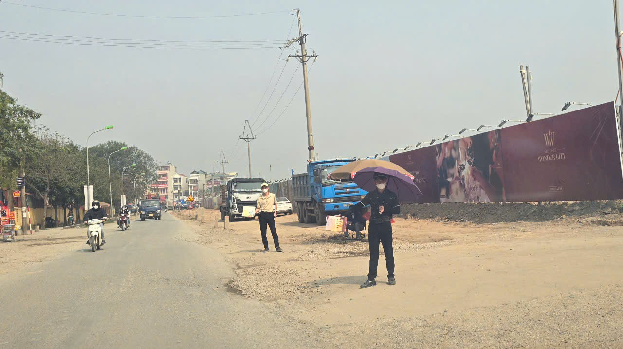 Nhân viên sàn BĐS tại khu vực dự án khu đô thị Đan Phượng chào khách Nhân viên sàn BĐS tại khu vực dự án khu đô thị Đan Phượng chào khách