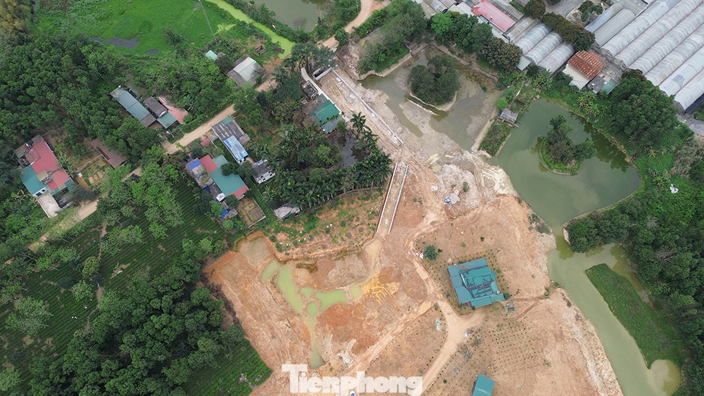 Theo UBND huyện Thạch Thất, vợ chồng đối tượng Nguyễn Xuân Thực không có đất tại khu vực trên. Mục đích đối tượng chiếm đất để khai thác và bán đất nhằm thu lợi bất chính.