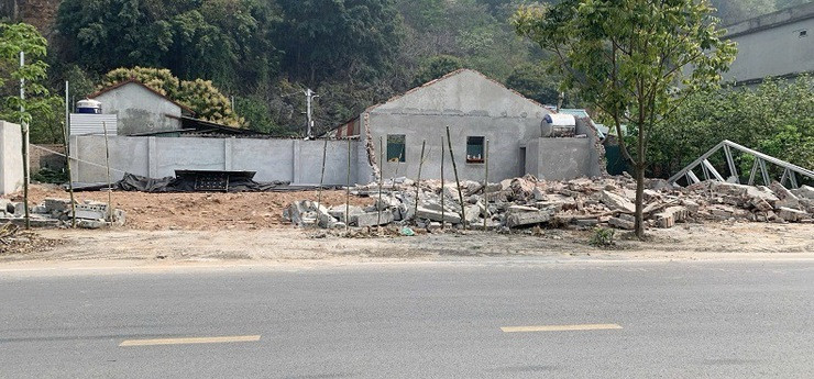 Công trình vi phạm pháp luật về đất đai, trật tự xây dựng tại xã Sài Sơn được người dân tự nguyện tháo dỡ. Công trình vi phạm pháp luật về đất đai, trật tự xây dựng tại xã Sài Sơn được người dân tự nguyện tháo dỡ.