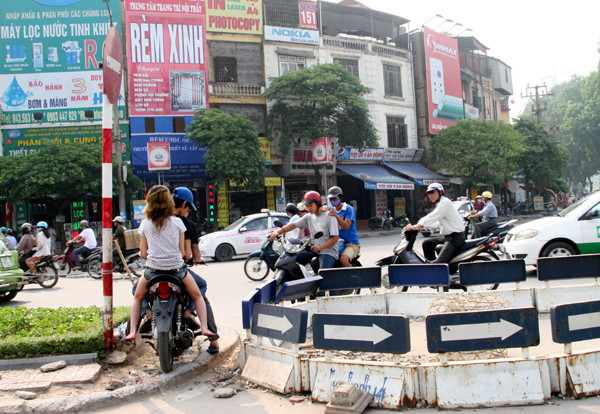 Trên đường Nguyễn Chí Thanh (đoạn tiếp giáp với đường Trần Duy Hưng) nhiều người và phương tiện len lỏi trèo qua dải phân cách