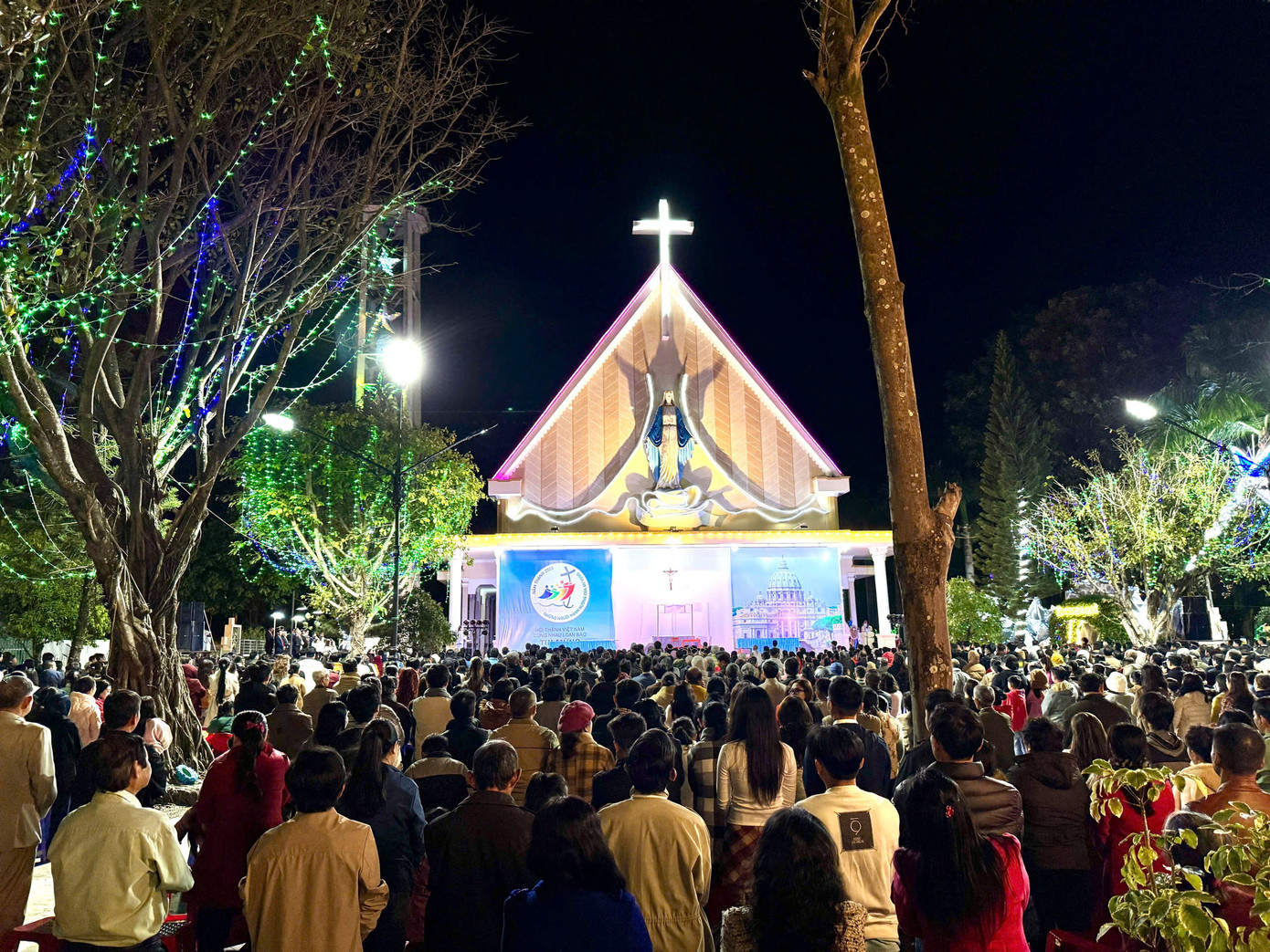 Nhà thờ Phương Nghĩa cũng là điểm đến quen thuộc của nhiều người dân trong đêm Giáng sinh.