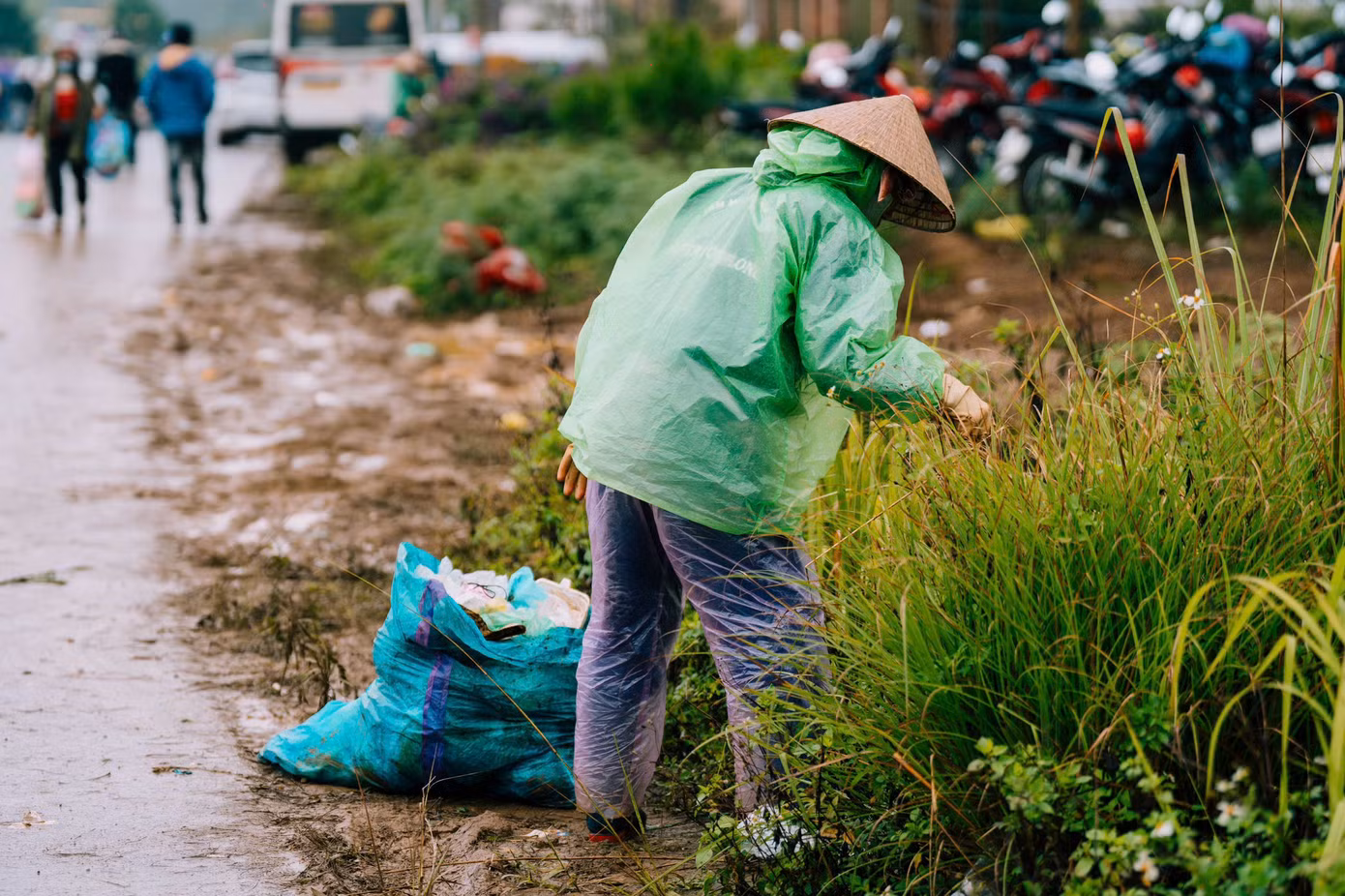 Mặc dù lượng khách tăng đột biến, nhưng thị trấn Măng Đen vẫn giữ được sự sạch sẽ, thiên nhiên vốn có nhờ những "anh hùng thầm lặng".