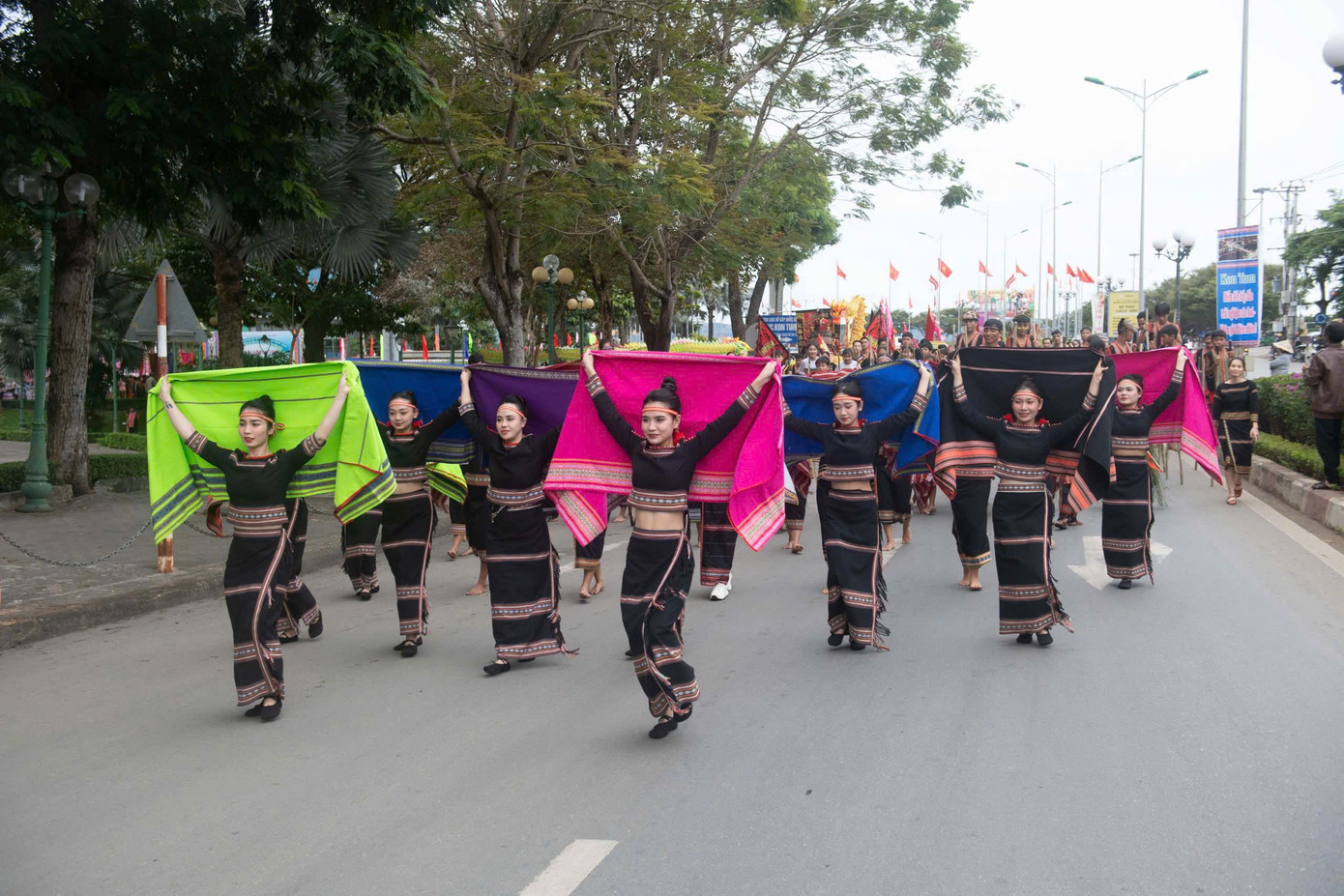 Hơn 1.000 nghệ nhân, nghệ sĩ, học sinh và đoàn nghệ nhân tỉnh An Giang trong trang phục truyền thống đã tham gia diễu hành qua các tuyến phố chính tại TP. Kon Tum.
