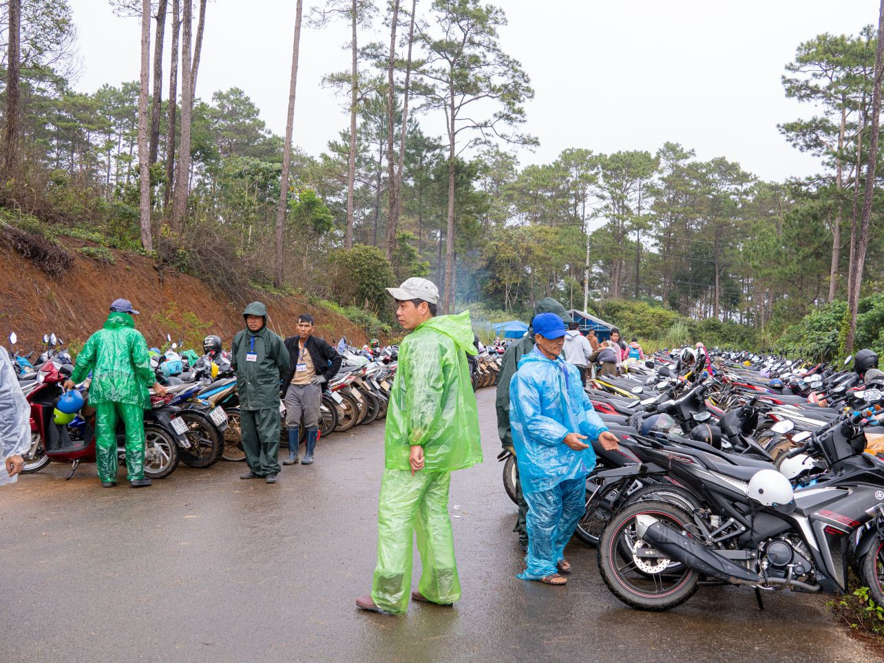 Nhiều điểm giữ xe trong tình trạng quá tải, ban tổ chức phải cắt cử thêm người để phân luồng và trông coi xe cho du khách.