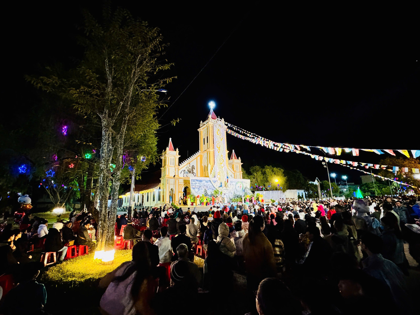 Không chỉ có nhà thờ gỗ, nhà thờ Tân Hương (TP. Kon Tum) cũng vô cùng nổi bật với nét trang trí cổ điển, độc đáo.