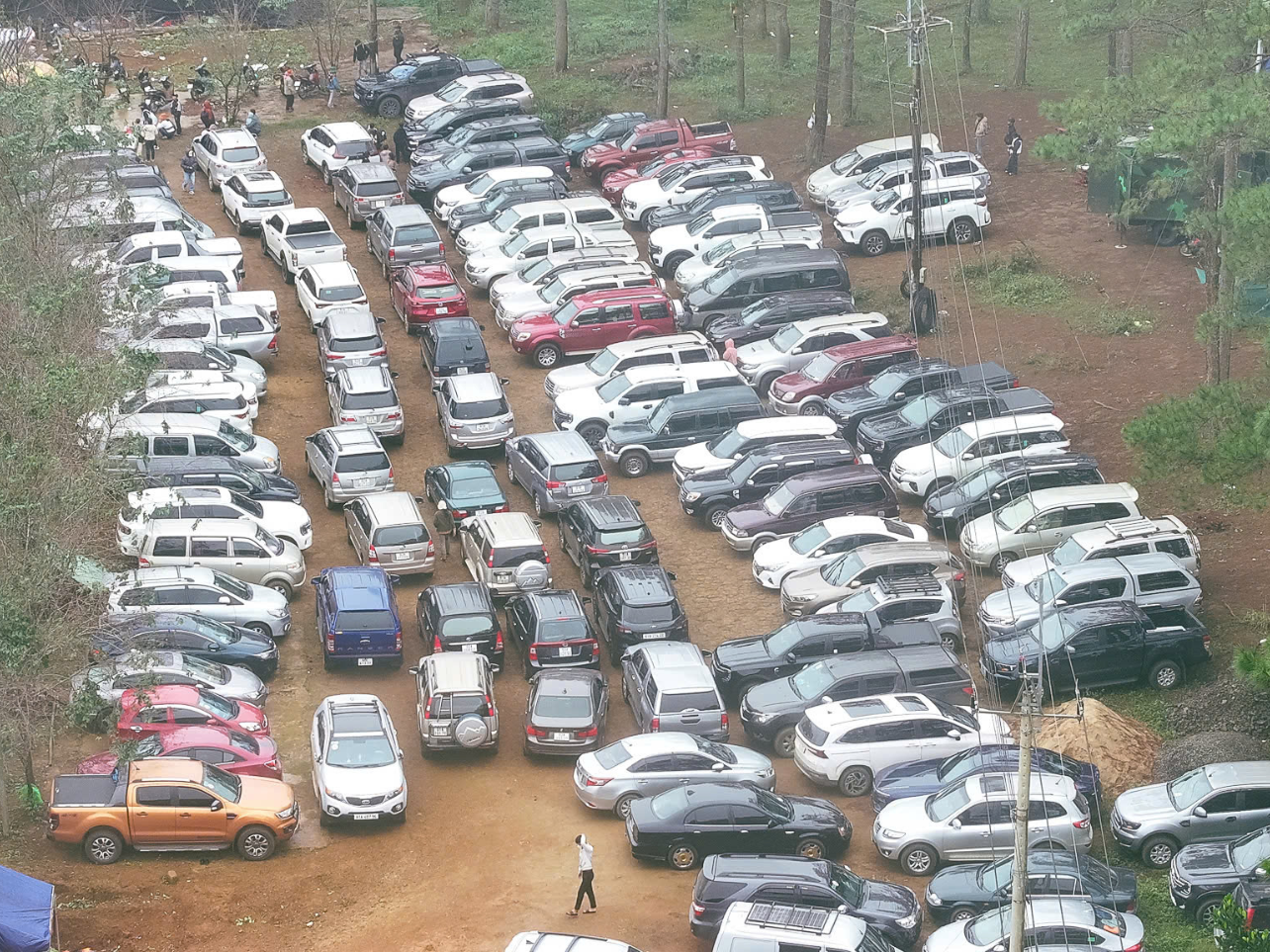 Các bãi giữ xe ô tô, xe máy chật kín chỗ.