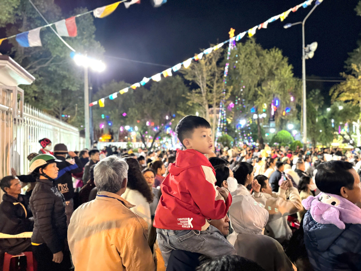 Các em nhỏ được gia đình dẫn đi tham dự lễ Giáng sinh.