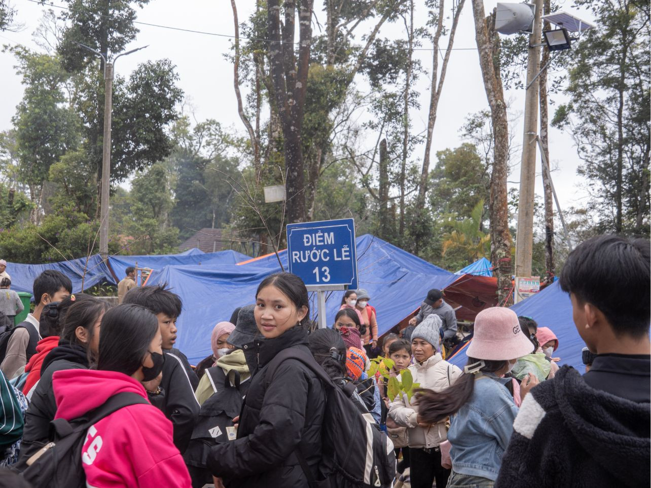 Chị Y Hoa (trú tại Đăk Hà, Kon Tum) chia sẻ: "Mặc dù quãng đường di chuyển lên thị trấn Măng Đen tương đối xa, cộng với khí hậu lạnh và mưa phùn khiến nhiều người trong nhóm mệt mỏi. Nhưng chúng tôi rất vui và hạnh phúc khi có mặt tại chương trình năm nay".