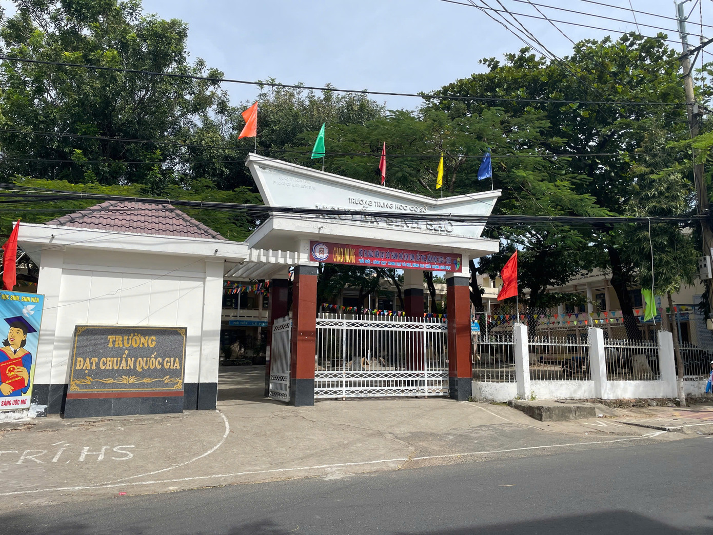 Nữ sinh lớp 6 Trường THCS Nguyễn Sinh Sắc bị bạn tới tận nhà vây đánh Nữ sinh lớp 6 Trường THCS Nguyễn Sinh Sắc bị bạn tới tận nhà vây đánh