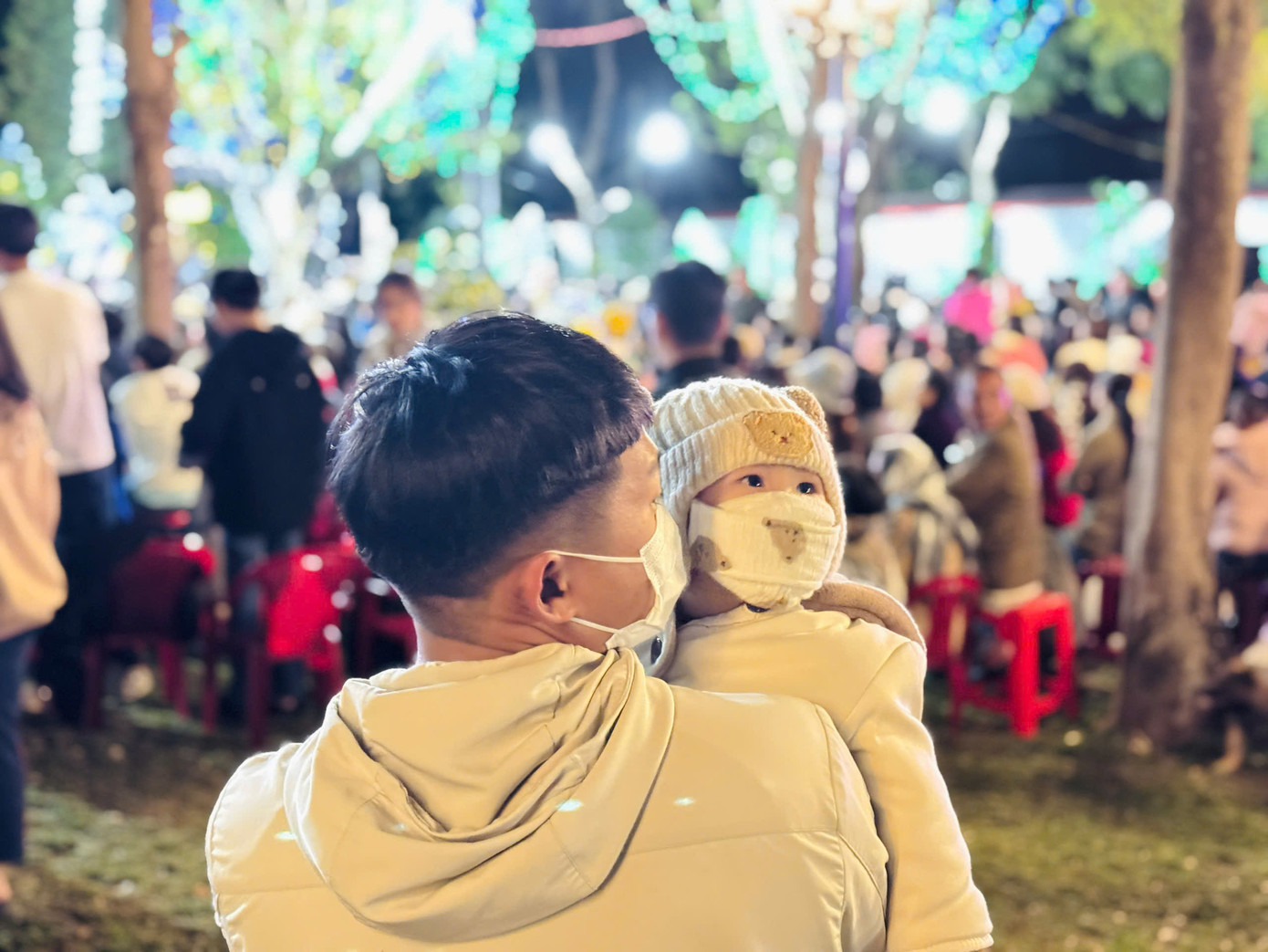 Các em nhỏ được gia đình dẫn đi tham dự lễ Giáng sinh.