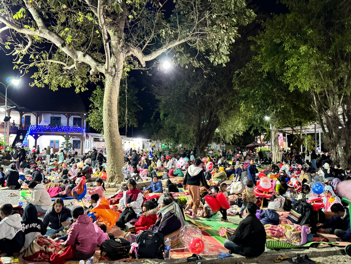 Nhiều người dân ở xa chọn cách ngủ lại ngay tại khuôn viên nhà thờ gỗ.