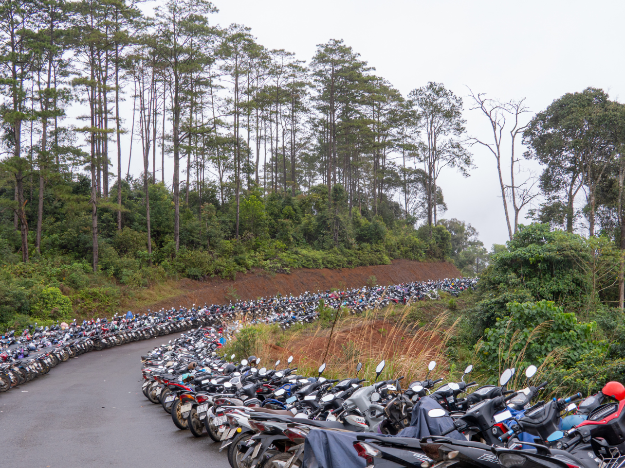 Các bãi giữ xe ô tô, xe máy chật kín chỗ.