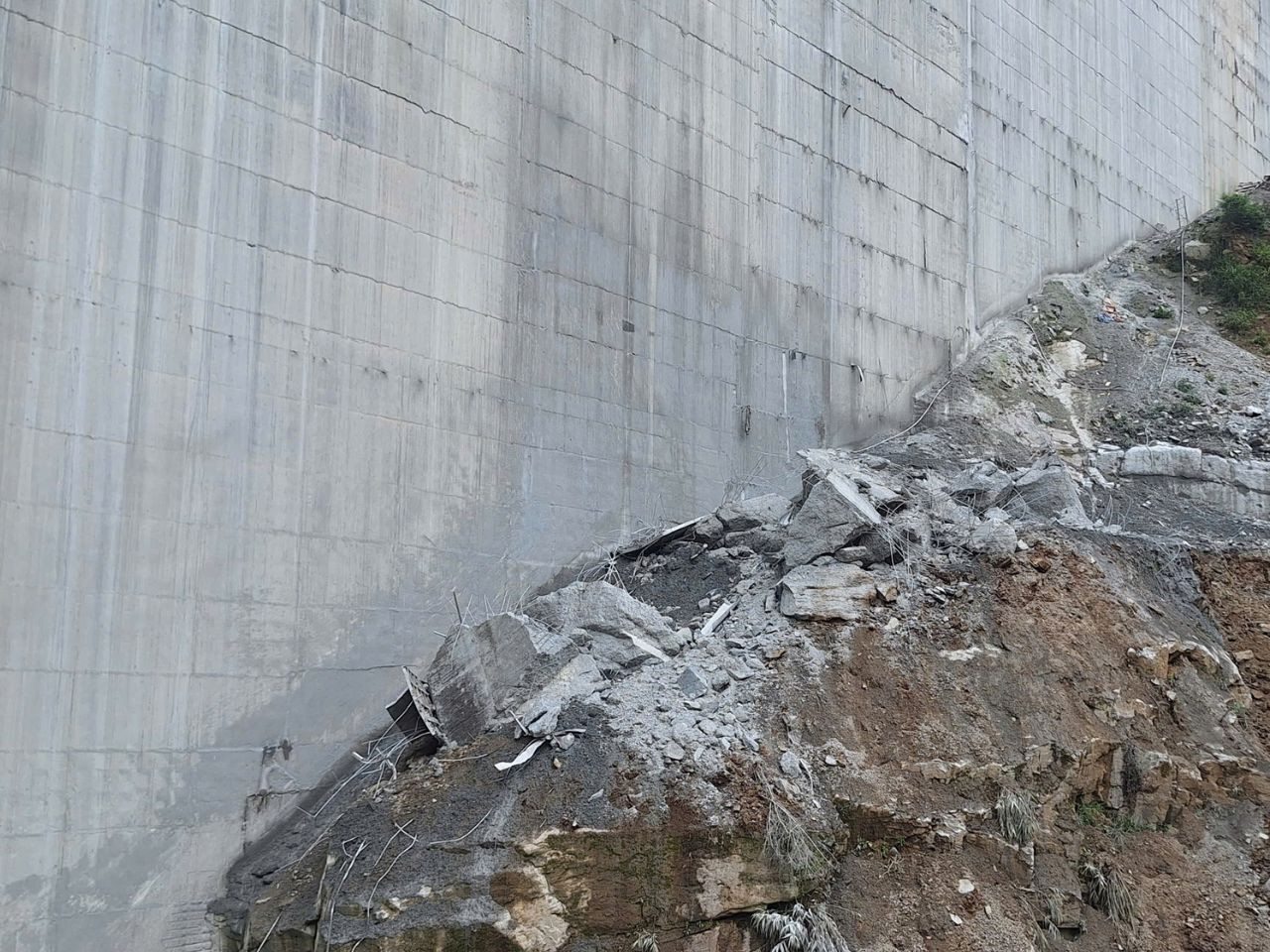 Một công nhân ở phía dưới bị đá văng vào người gây tử vong.