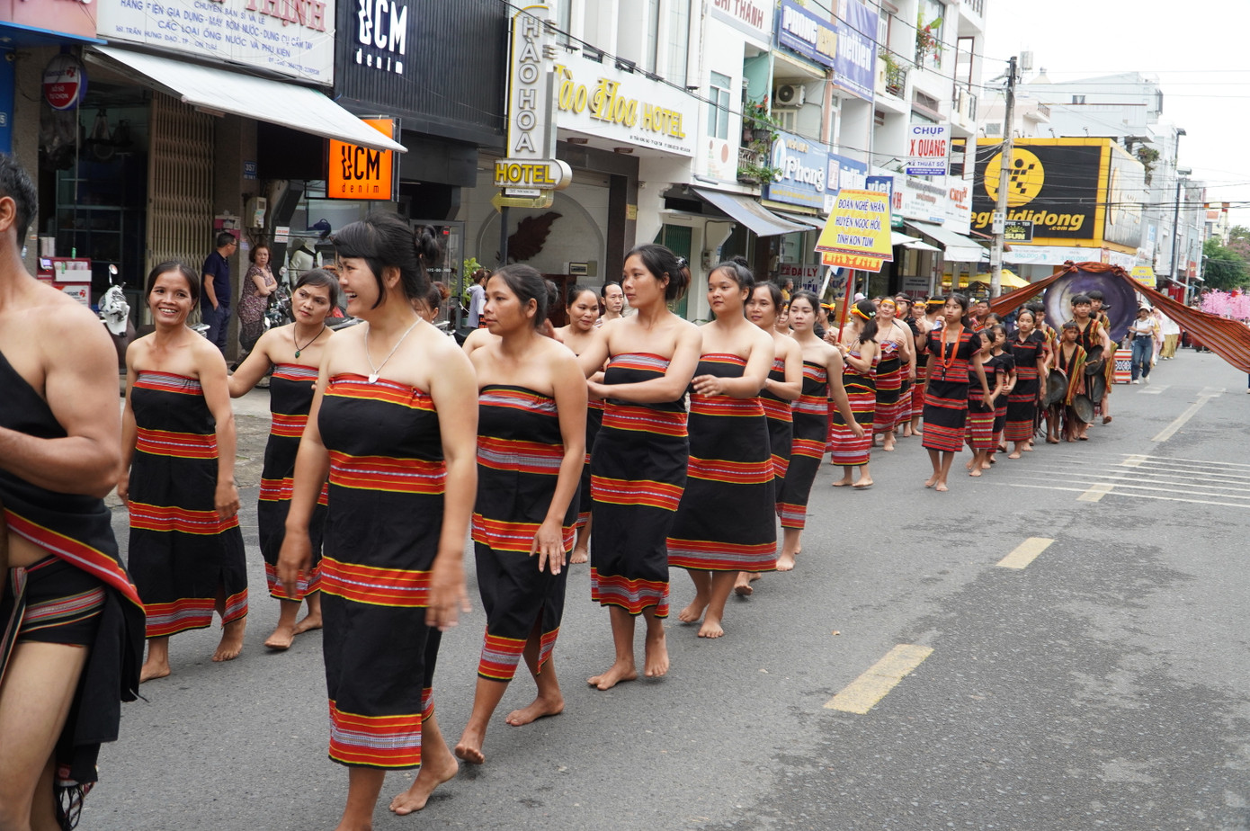 Phụ nữ Gié - Triêng với trang phục váy cao, không có tay, cổ, để lộ vai trần.