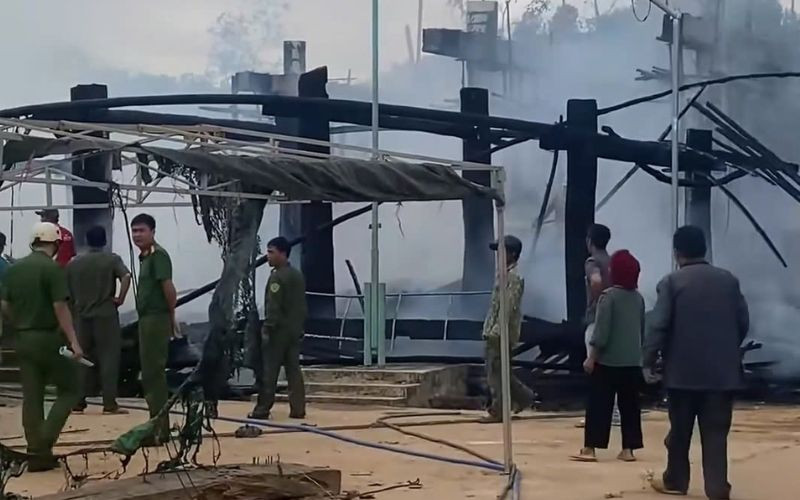 Đám cháy đã thiêu rụi hoàn toàn nhà rông