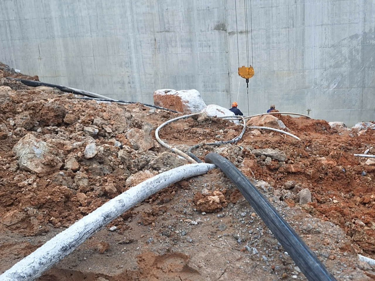 Đường ống hút nước vẫn đang hoạt động hết công suất.