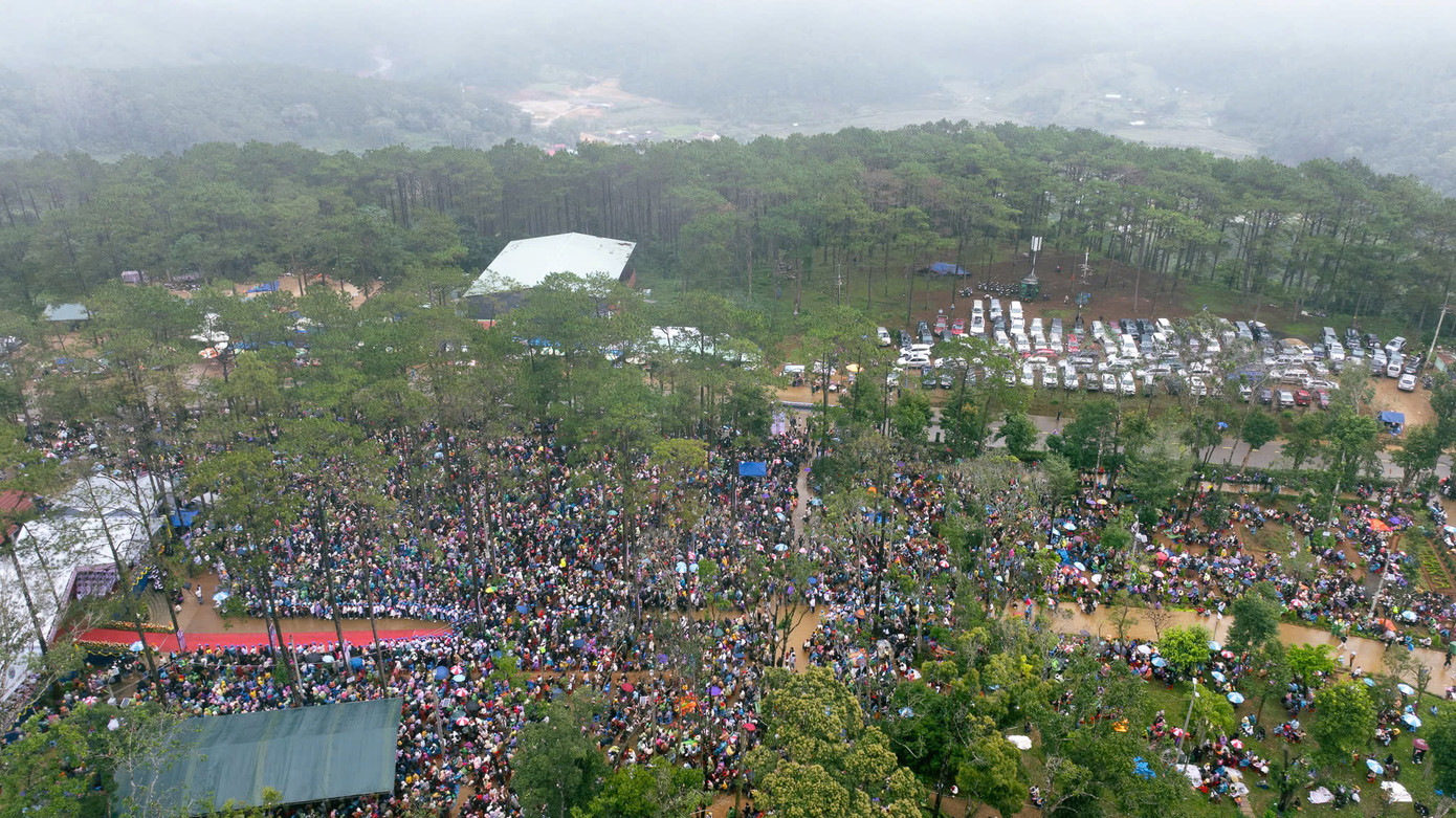 Chiều 11/12, Trung tâm Văn hóa - Thể thao - Du lịch và Truyền thông huyện Kon Plông cho biết, có hơn 30.000 lượt du khách đã đến với thị trấn Măng Đen trong 2 ngày (9-10/12) diễn ra chương trình đại lễ Đức Mẹ Măng Đen.