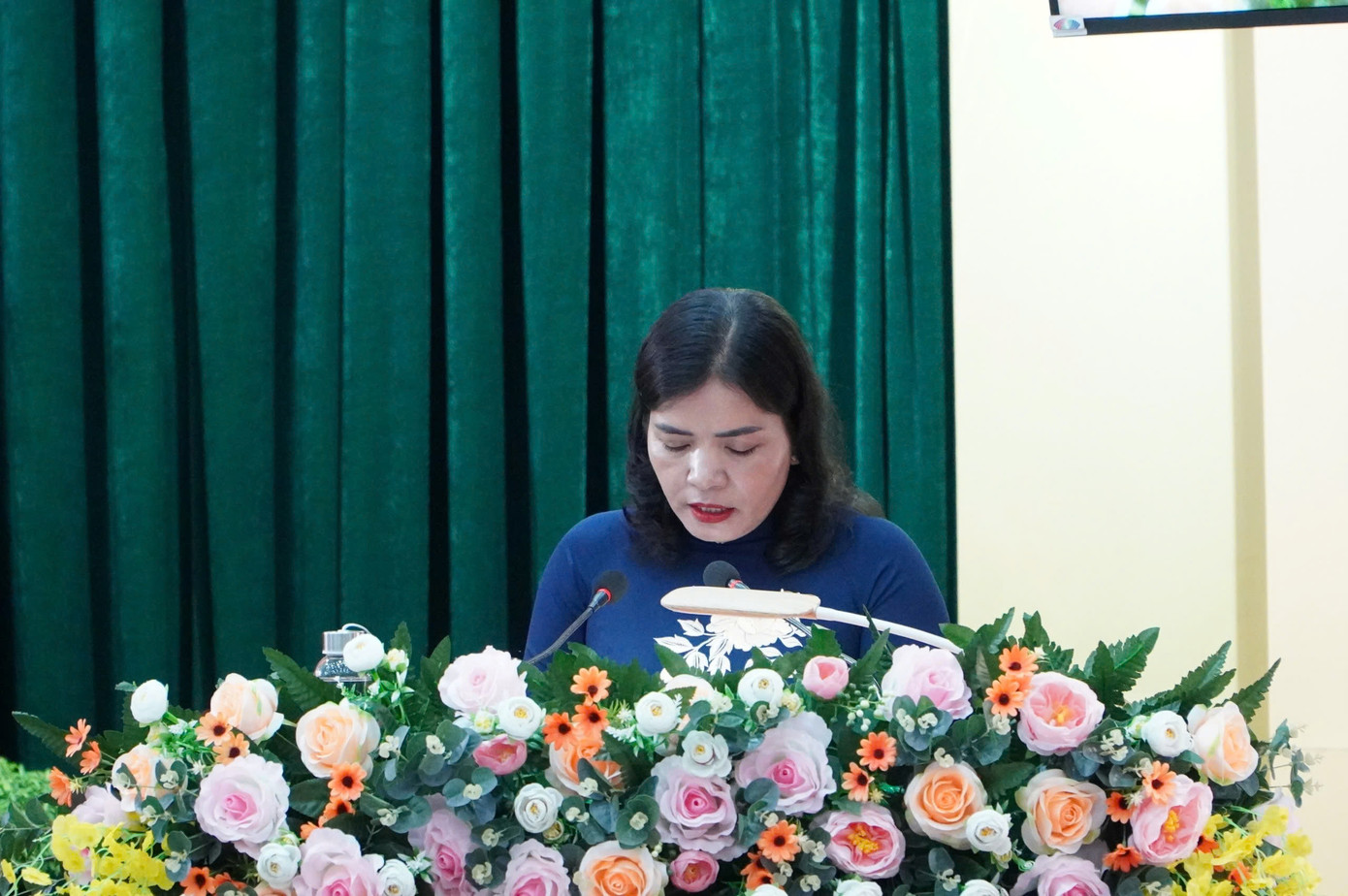 Bà Y Ngọc, Phó Chủ tịch UBND tỉnh Kon Tum phát biểu tại kỳ họp Bà Y Ngọc, Phó Chủ tịch UBND tỉnh Kon Tum phát biểu tại kỳ họp